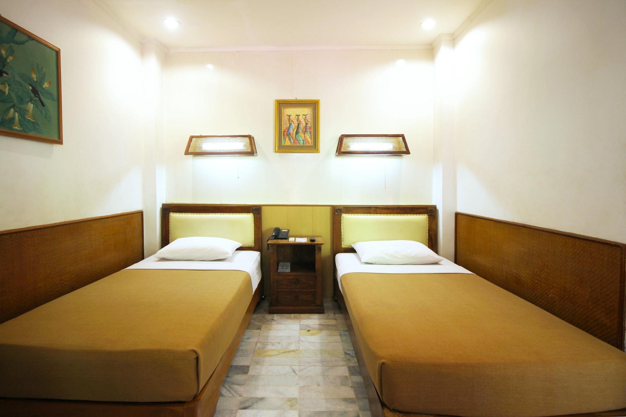 Hotel Karthi Kuta Кута Екстериор снимка