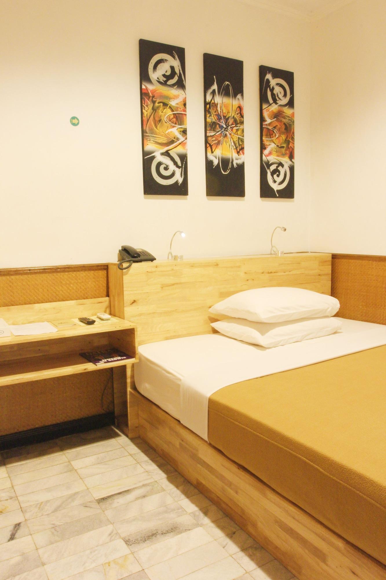 Hotel Karthi Kuta Кута Екстериор снимка
