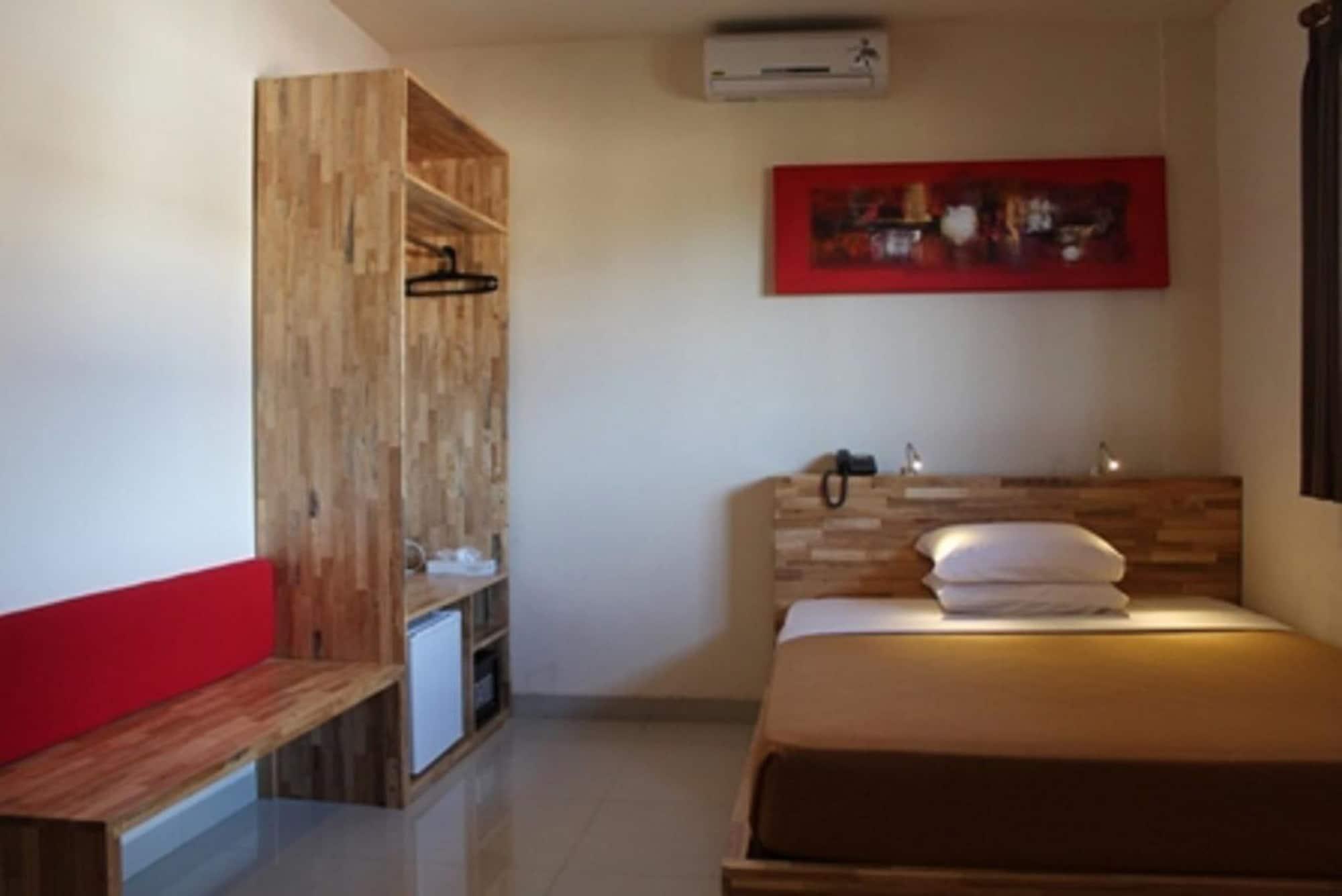 Hotel Karthi Kuta Кута Екстериор снимка