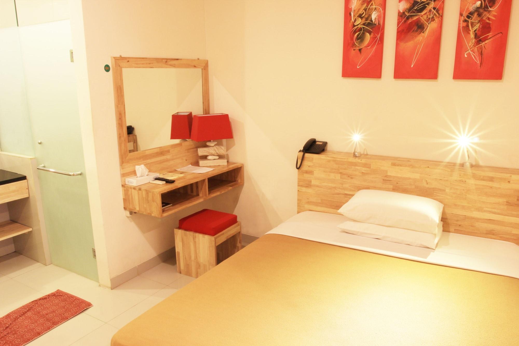 Hotel Karthi Kuta Кута Екстериор снимка