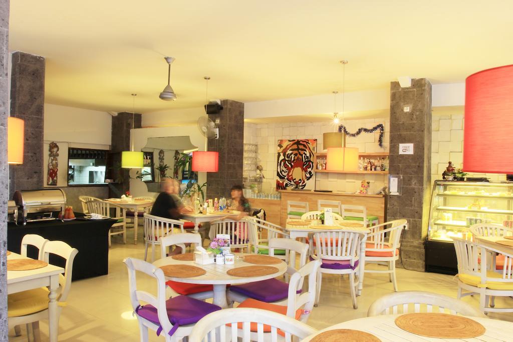 Hotel Karthi Kuta Кута Екстериор снимка