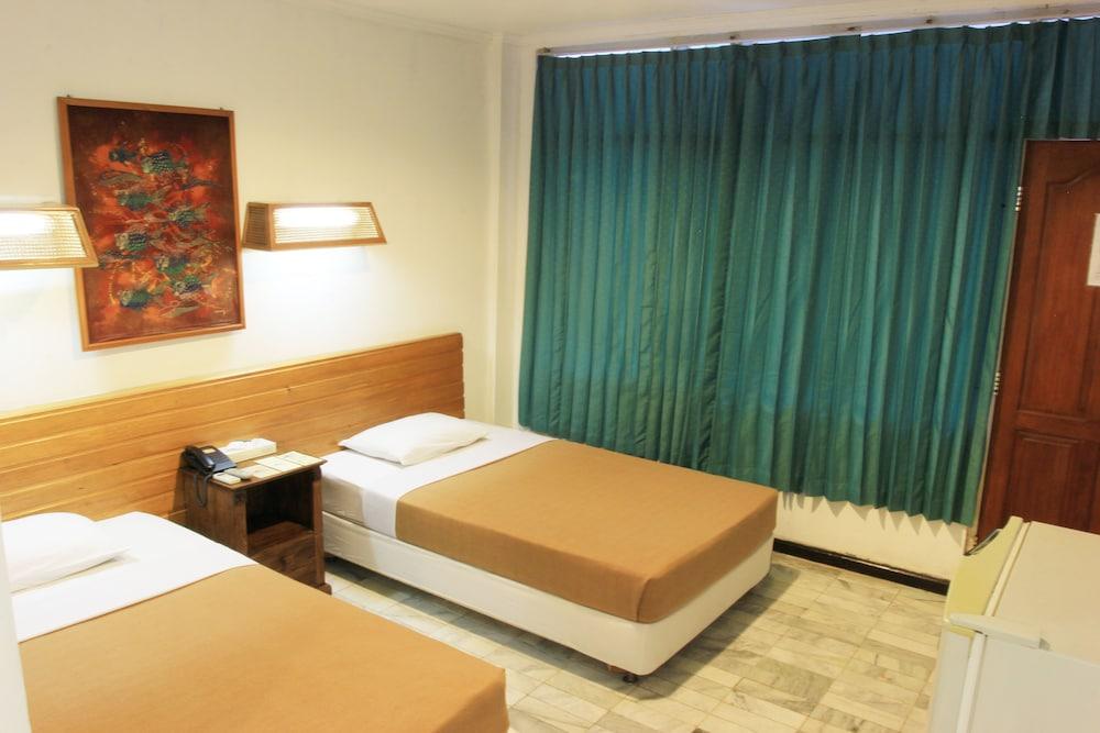 Hotel Karthi Kuta Кута Екстериор снимка