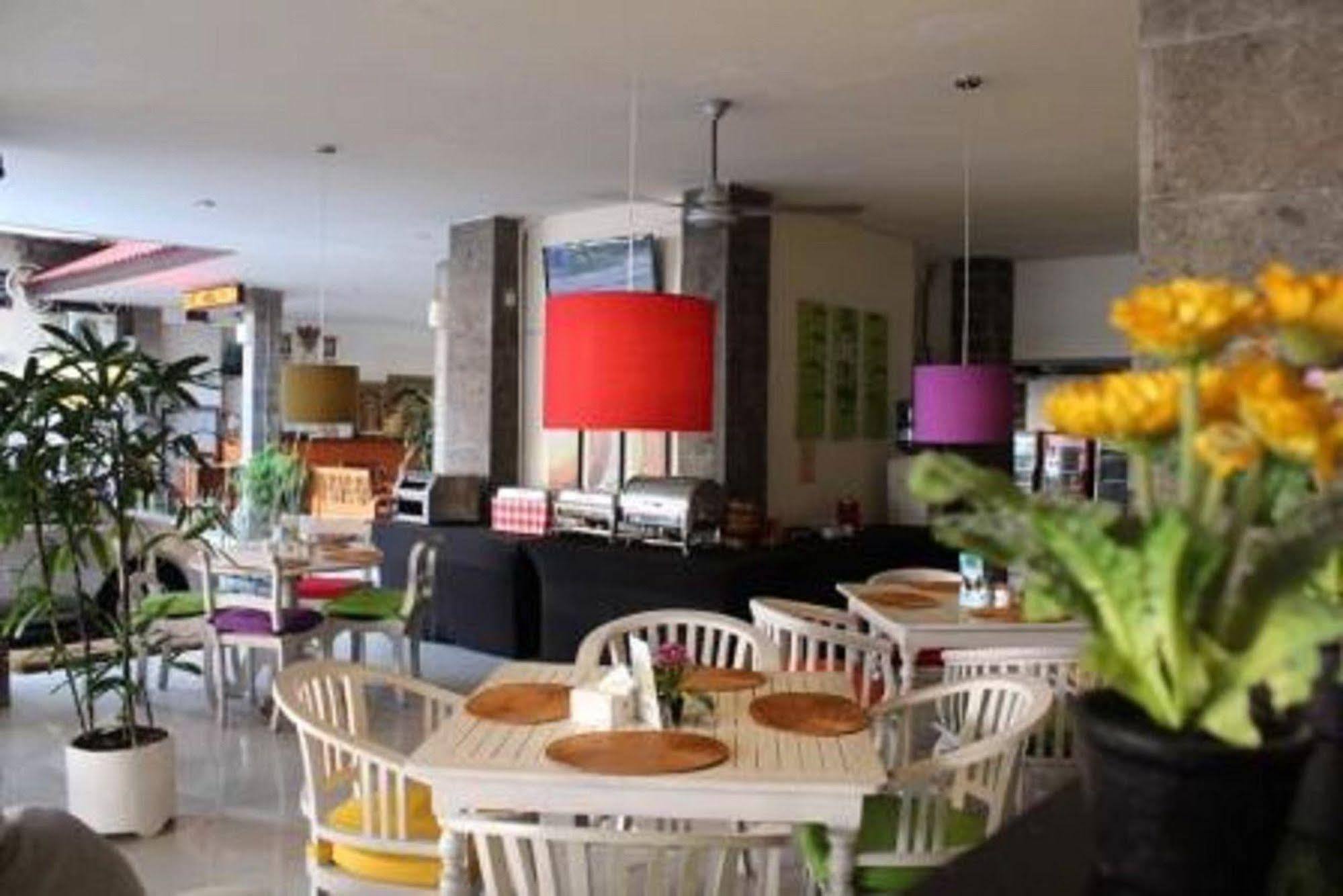 Hotel Karthi Kuta Кута Екстериор снимка
