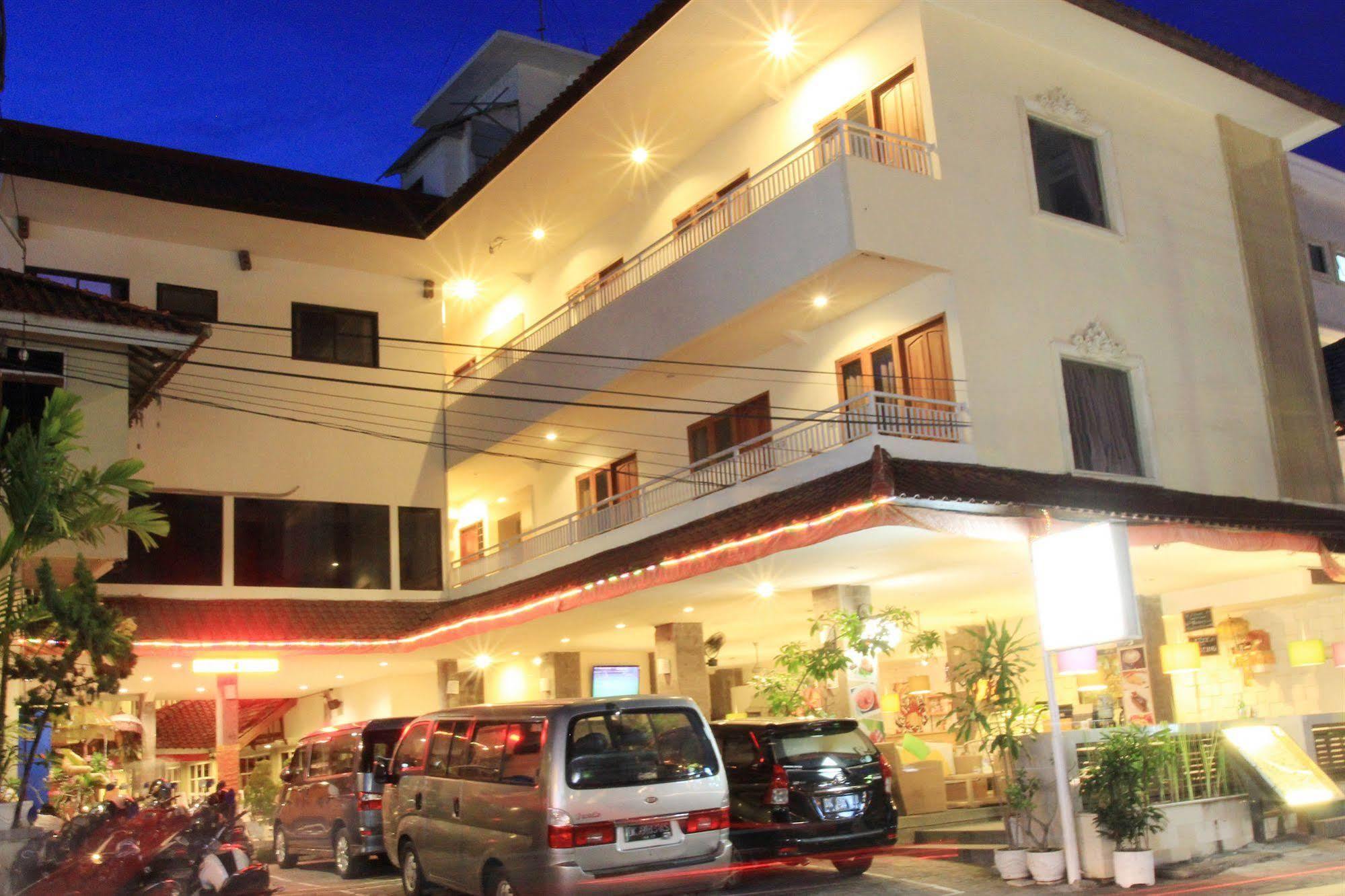 Hotel Karthi Kuta Кута Екстериор снимка