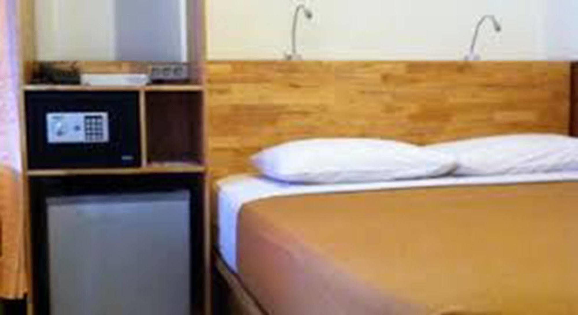 Hotel Karthi Kuta Кута Екстериор снимка