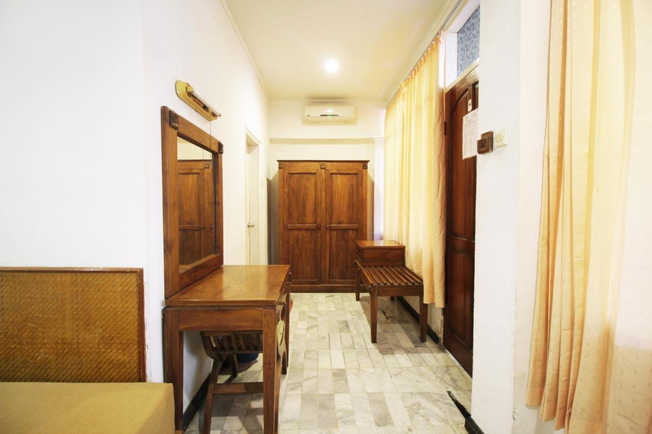 Hotel Karthi Kuta Кута Екстериор снимка
